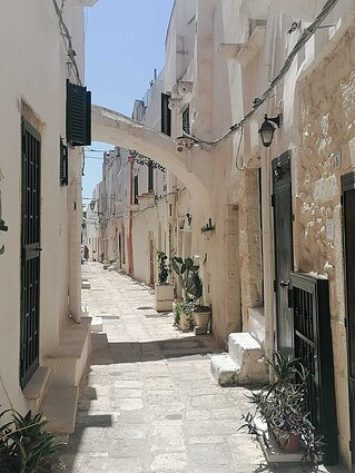 Baltasis karalienės Bonos miestas Ostūnis Apulijoje (Italija)