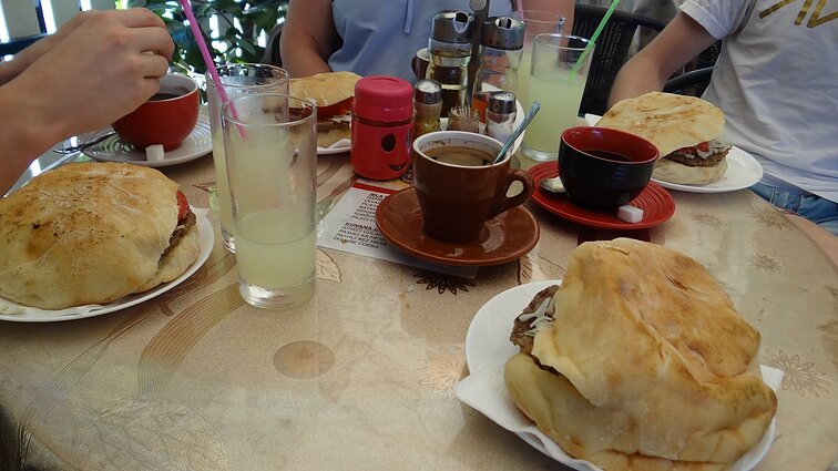 Juodkalnietiški mėsainiai Baro miesto turguje