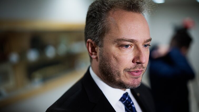 Dienos tema (su vertimu į gestų k.)