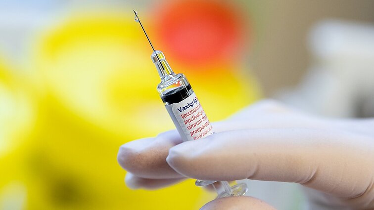 Krintant pasitikėjimui vakcinomis, ekspertė įspėja: jos veiksmingos visoms amžiaus kartoms