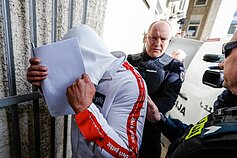 Į teismą atvežtas pirmasis įtariamasis dėl paramediko nužudymo