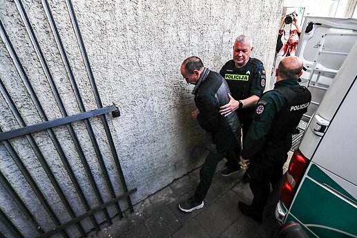 Į teismą atvežtas antrasis įtariamasis dėl paramediko nužudymo