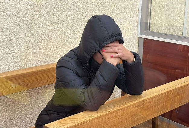 Į teismą atvežta paramediko nužudymu įtariama buvusi žmona į klausimus neatsakė