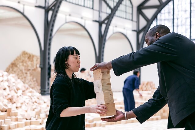 „We Make Years Out of Hours“, instaliacijos-performanso vaizdas