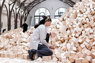 „We Make Years Out of Hours“, instaliacijos-performanso vaizdas