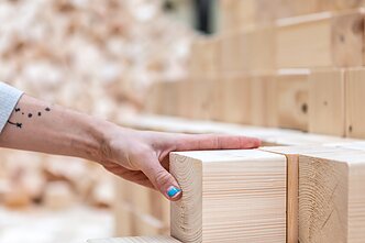 „We Make Years Out of Hours“, instaliacijos-performanso vaizdas