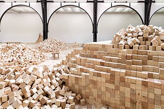 „We Make Years Out of Hours“, instaliacijos-performanso vaizdas