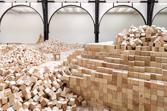 „We Make Years Out of Hours“, instaliacijos-performanso vaizdas