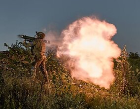 Nindzė ką tik iššovė į priešų pozicijas