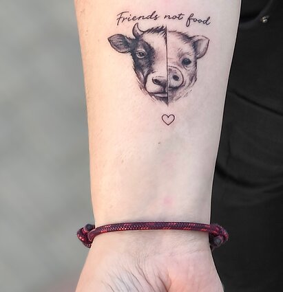 Rugilės tatuiruotė su užrašu „Friends not food“