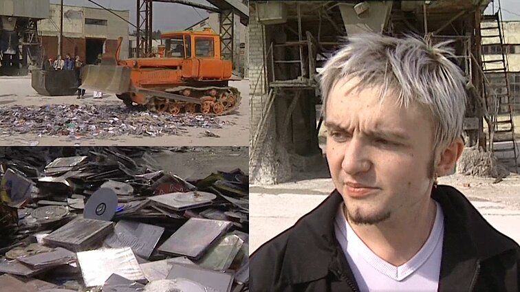 Archyviniuose kadruose – vieša kova su piratavimu 2001-aisiais: diskus traiškė buldozeriu