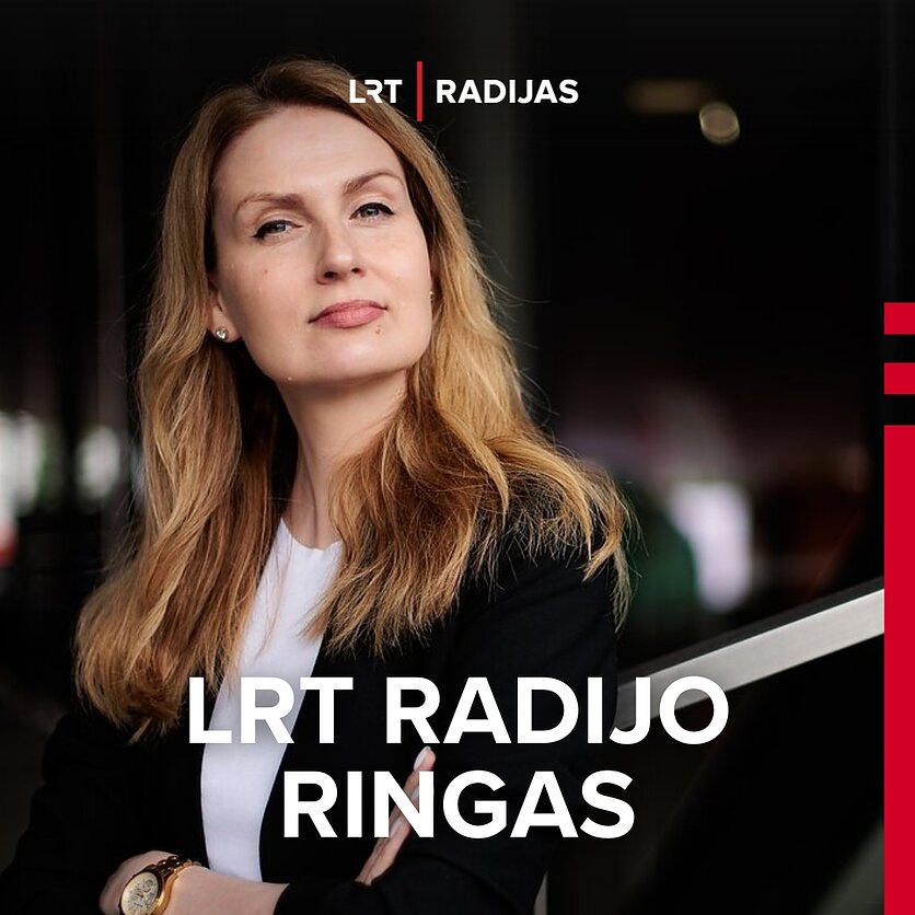 LRT nuotr., Ant buldozerio prie Seimo atsirado plakatas „Šnipinėjimas nelygu žodžio laisvei“