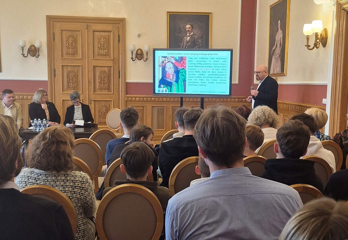 Dr. Eugenijus Saviščevas Plungėje pasakoja apie Žemaitijoje galiojusius teisės aktus