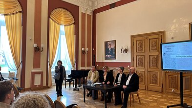 Diskusija „Teisingumo stulpai“ Plungėje, dalyvius pristato dr. Jolanta Skurdauskienė