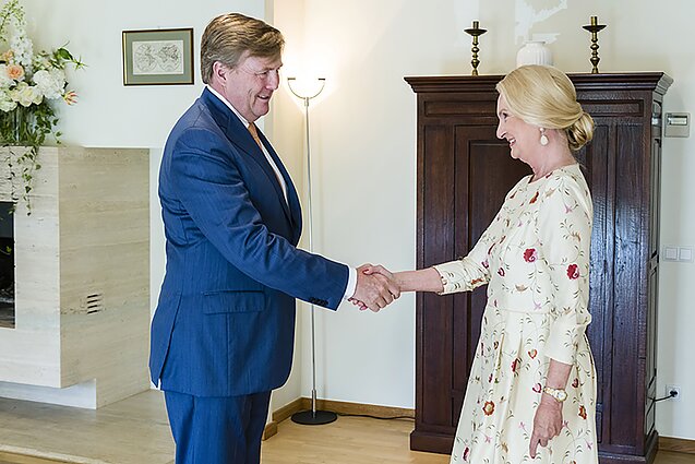 King Willem-Alexander of the Netherlands meeting Ulrike Jansen in the Dutch Embassador's Residence in 2018