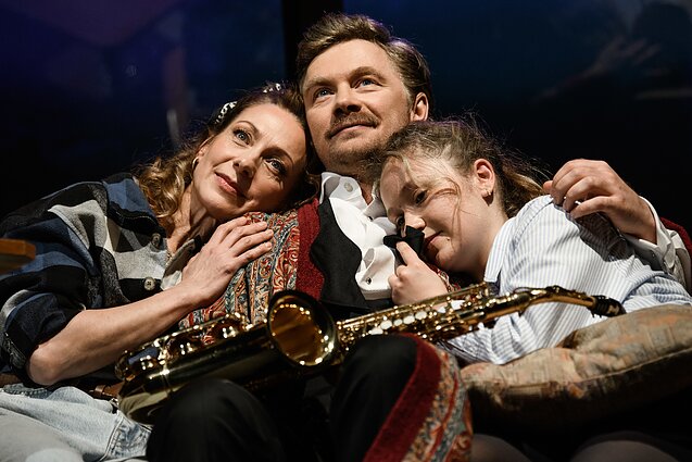 Scena iš spektaklio „Laukinė antis“. Neringa Varnelytė – Gina Ekdal, Valentinas Novopolskis, Inga Juškevičiūtė