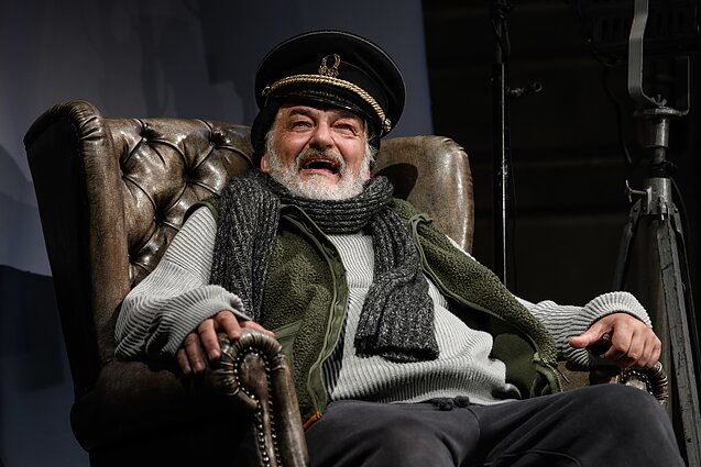 Scena iš spektaklio „Laukinė antis“. Valerijus Jevsejevas – Senasis Ekdalis