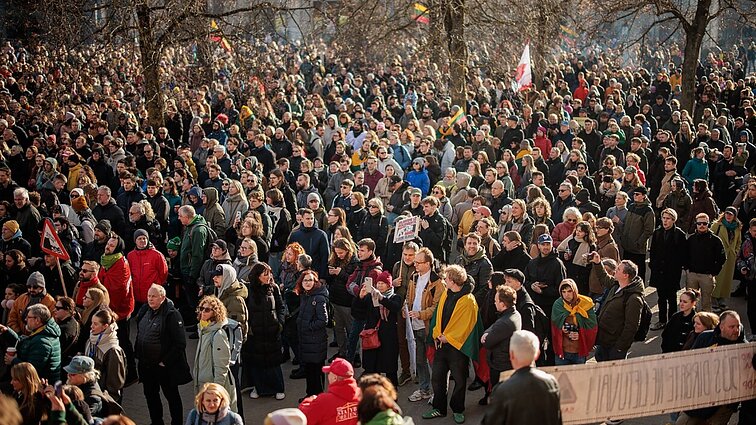 „Mes prašome, bet politikai nesitraukia“: Katedros aikštėje – protestas „Šalin rankas“