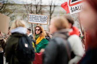 Protestas „Šalin rankas“ Katedros aikštėje.