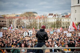 Protestas „Šalin rankas“ Katedros aikštėje.