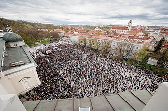 Protestas „Šalin rankas“ Katedros aikštėje.