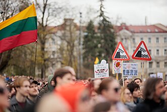 Protestas „Šalin rankas“ Katedros aikštėje