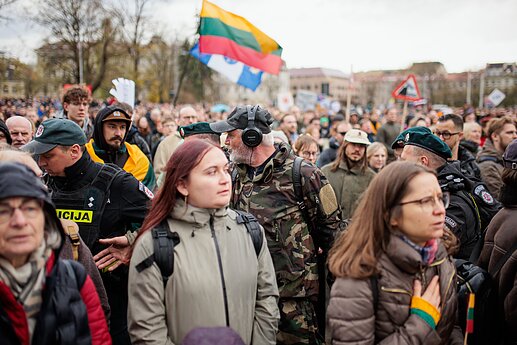 Protestas „Šalin rankas“ Katedros aikštėje.