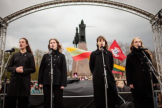Protestas „Šalin rankas“ Katedros aikštėje.