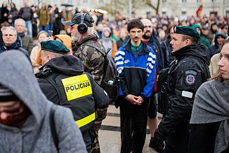Protestas „Šalin rankas“ Katedros aikštėje.