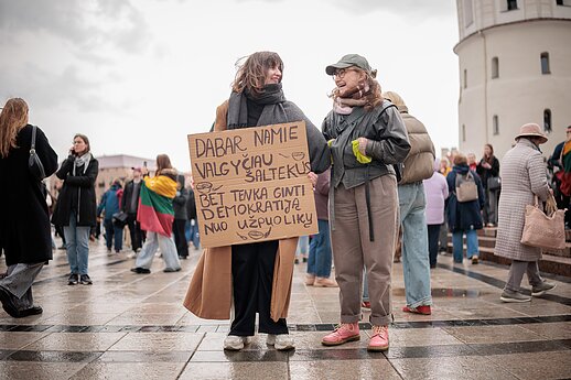 Protestas „Šalin rankas“ Katedros aikštėje.