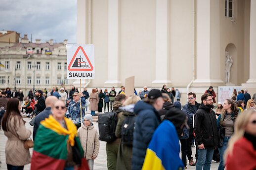 Protestas „Šalin rankas“ Katedros aikštėje.
