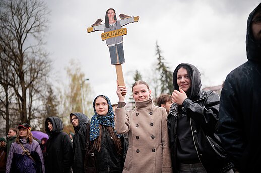 Protestas „Šalin rankas“ Katedros aikštėje.