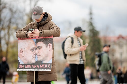 Protestas „Šalin rankas“ Katedros aikštėje.