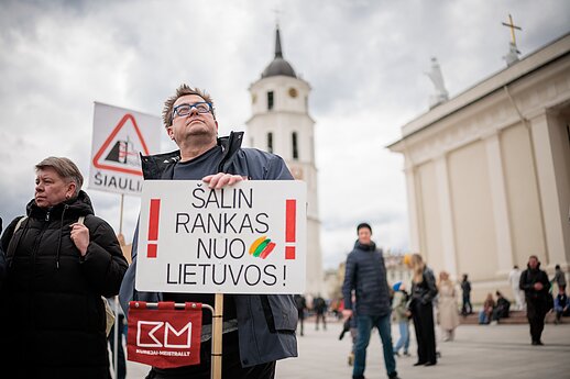 Protestas „Šalin rankas“ Katedros aikštėje.