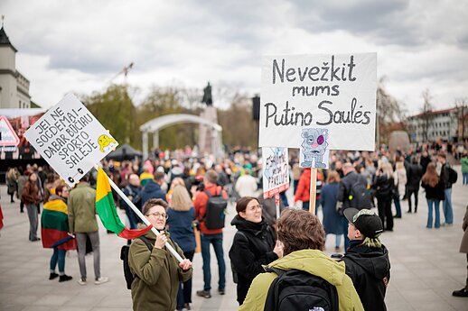 Protestas „Šalin rankas“ Katedros aikštėje.