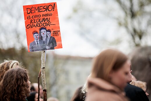Protestas „Šalin rankas“ Katedros aikštėje.