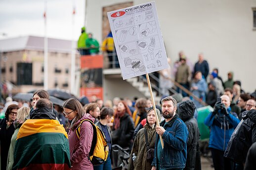 Protestas „Šalin rankas“ Katedros aikštėje.