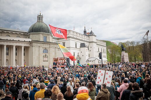 Protestas „Šalin rankas“ Katedros aikštėje.