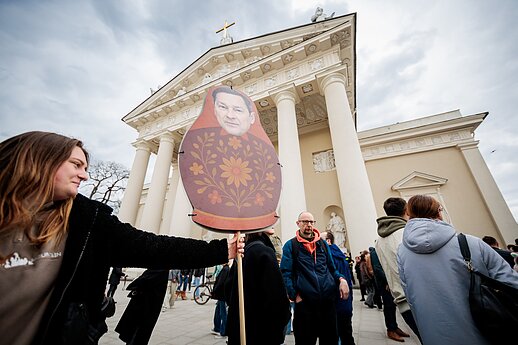 Protestas „Šalin rankas“ Katedros aikštėje.