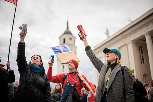 Protestas „Šalin rankas“ Katedros aikštėje.