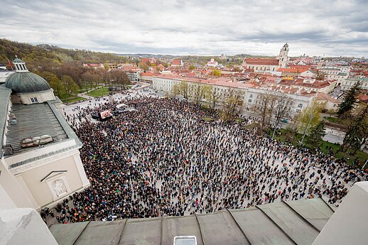 Protestas „Šalin rankas“ Katedros aikštėje.