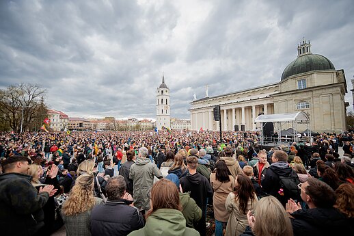 Protestas „Šalin rankas“ Katedros aikštėje.