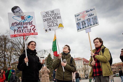 Protestas „Šalin rankas“ Katedros aikštėje.