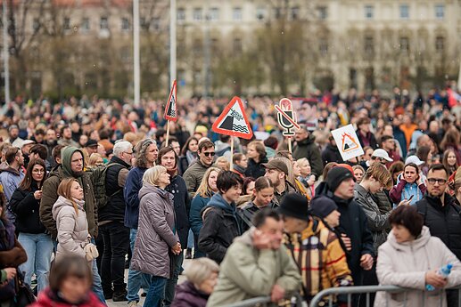 Protestas „Šalin rankas“ Katedros aikštėje.
