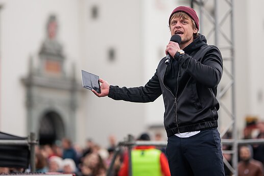 Protestas „Šalin rankas“ Katedros aikštėje.