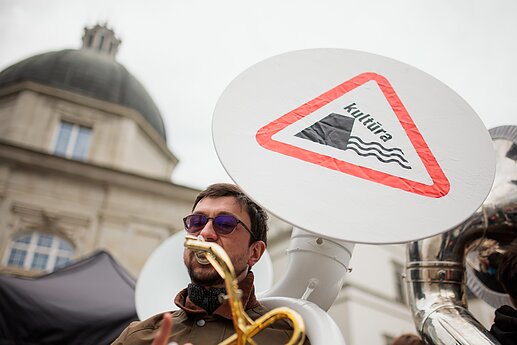 Protestas „Šalin rankas“ Katedros aikštėje.