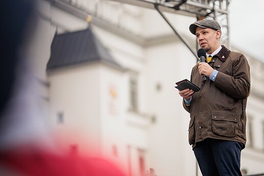 Protestas „Šalin rankas“ Katedros aikštėje.