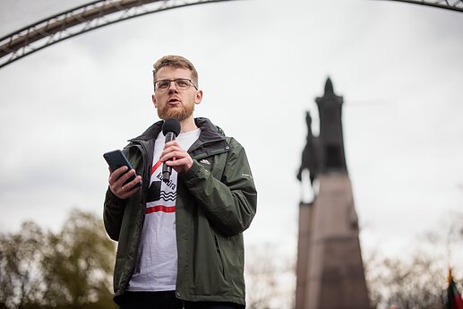 Protestas „Šalin rankas“ Katedros aikštėje.