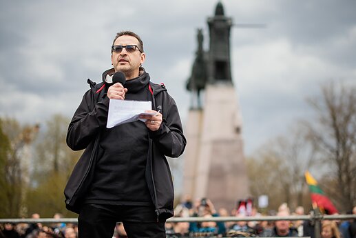 Protestas „Šalin rankas“ Katedros aikštėje.
