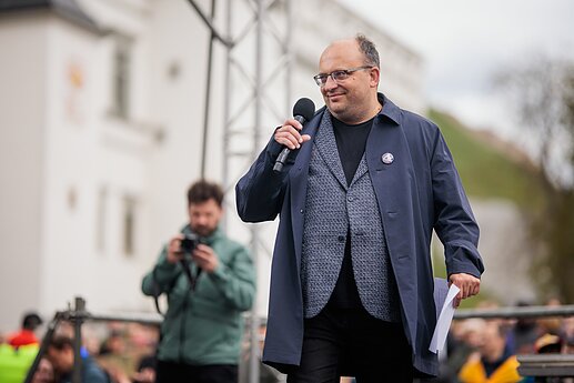 Protestas „Šalin rankas“ Katedros aikštėje.